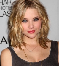 Ashley-Benson-Medium-Wavy-Hairstyle-with-Layers